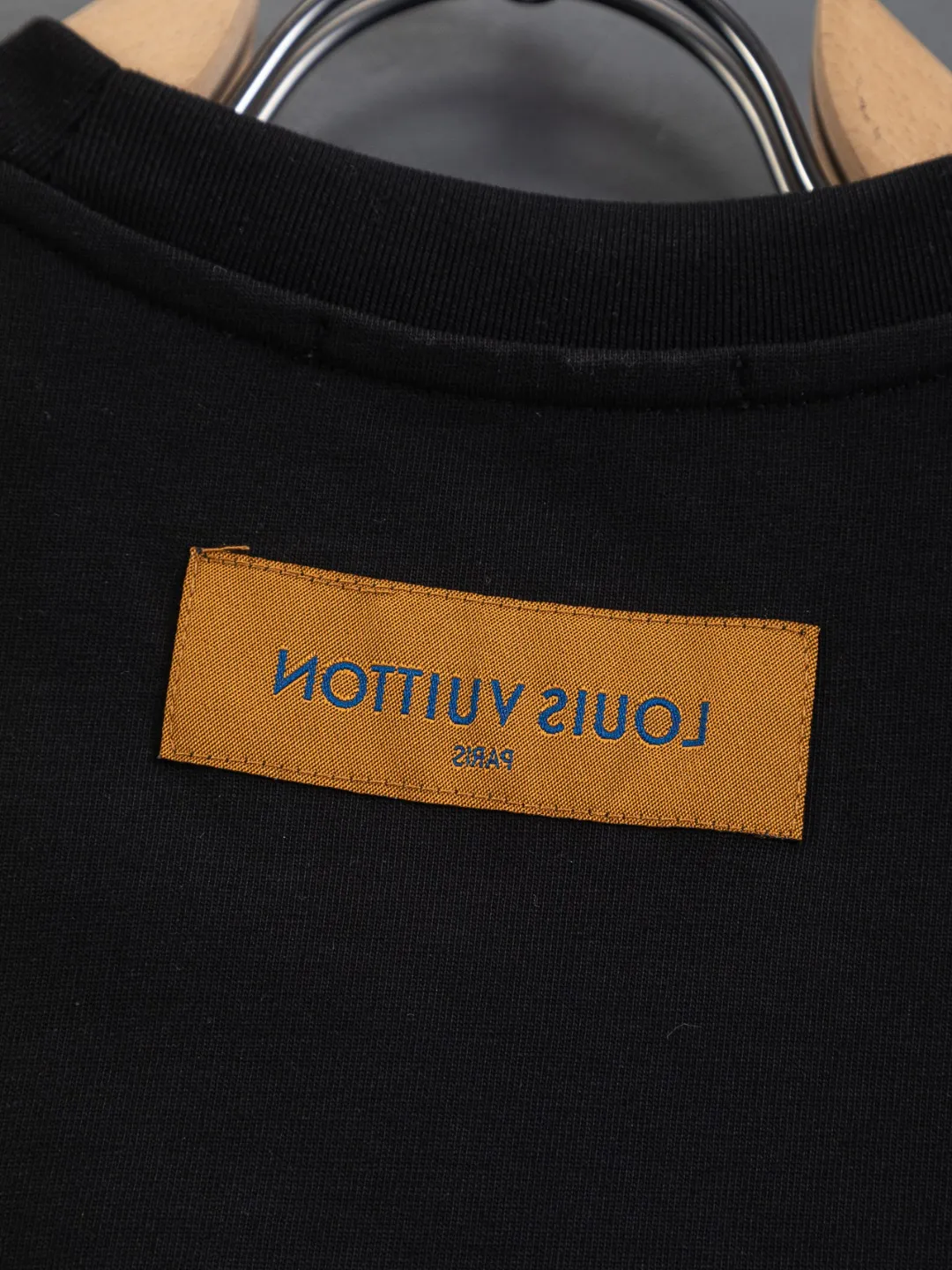 🅿️190 Louis Vuitton Louis Vuitton 1V LV LV slightly wide version S-XL LV 26ss new products are available at counters simultaneously. Multiple craftsmanship. Embroidery of civet 🦊 letters on the chest. Round neck short-sleeved T-shirt, same style for men and women! Consigned to one-to-one creation. Synchronized with the official website, pure cotton fabrics at the counter! It is close to the skin and comfortable, durable and easy to wear. It has a classic and simple logo design and meticulous original craftsmanship. Short-sleeves, a must-have item for men, do not appear to be the same for the general public, but must be unique and eye-catching. This LV short-sleeve is all about quality, comfort, the same shape and fashion as always, including fabrics and cutting techniques. All of them have been made with great effort! 320 grams of washed pure cotton fabric, pure cotton is breathable, very refreshing and comfortable for daily wear. The rib knitting on the neckline is smooth and tight, and the neckline will not be skewed if you toss it at will. The loose version, you will find that it looks really good on the upper body. The overall is minimalist and neat, super versatile for daily use! Pair it casually with a pair of pants for a youthful look. A T-shirt will make your outfit crazy. It is a fashionable item that can never go wrong! Color: Black White Size: S-XL Size chart: S: Shoulder width 50-Bust 56-Length 70 M: Shoulder width 52-Bust 57-Length 72 L: Shoulder width 54-Bust 59-Length 74 XL: Shoulder width 56-Bust 62-Length 76